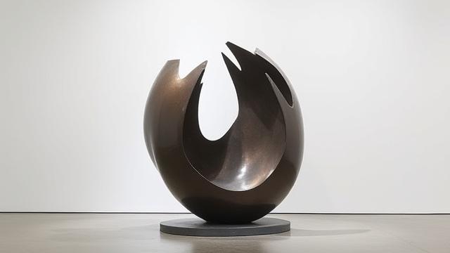 現代的なデザインの金属彫刻、スタジオのギャラリーに展示